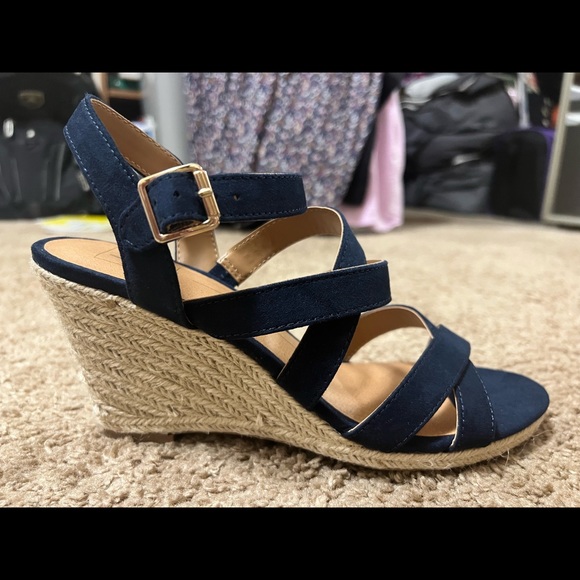 BRAND NEW Size 8 Wedge Heels - Picture 3 of 5